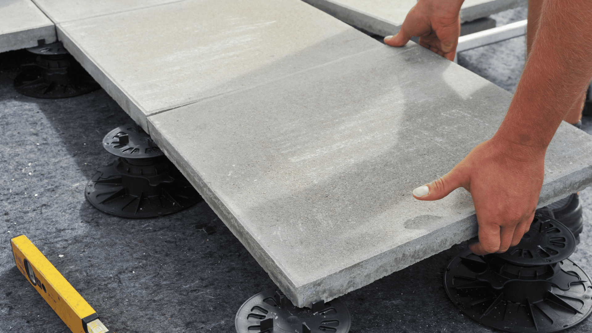 d&eacute;couvrez le prix du carrelage au m&sup2;, les diff&eacute;rents types de carrelages, les facteurs qui influencent les tarifs et des conseils pour estimer le co&ucirc;t de vos travaux.