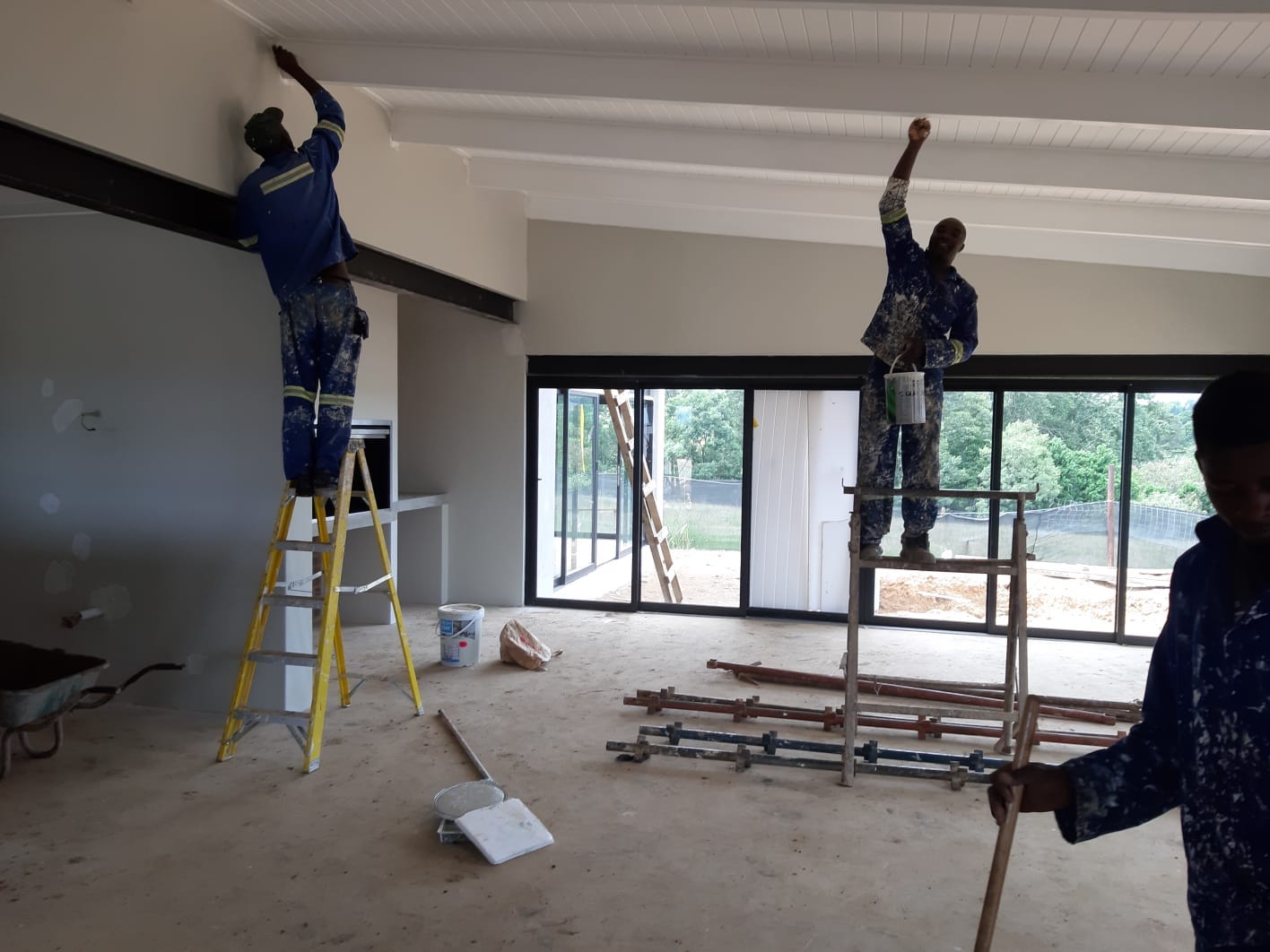 d&eacute;couvrez nos services de r&eacute;novation pour transformer et moderniser votre maison ou appartement. qualit&eacute;, expertise et conseils personnalis&eacute;s pour tous vos projets de r&eacute;novation.