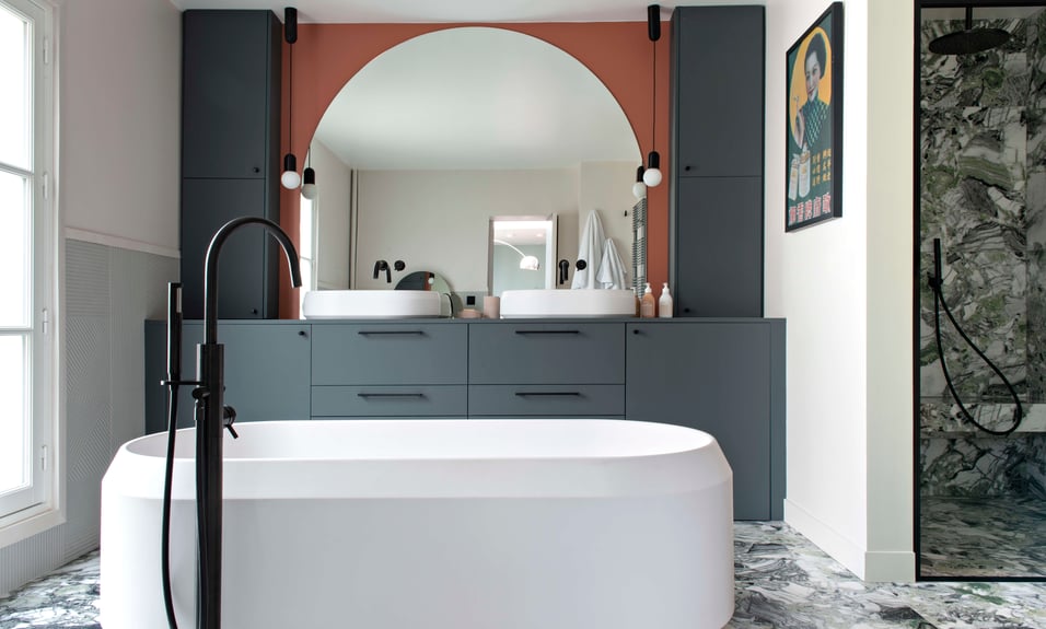 d&eacute;couvrez une salle de bain design &agrave; 92340 : am&eacute;nagement moderne, mat&eacute;riaux haut de gamme et solutions sur mesure pour transformer votre espace en un lieu chic et fonctionnel.