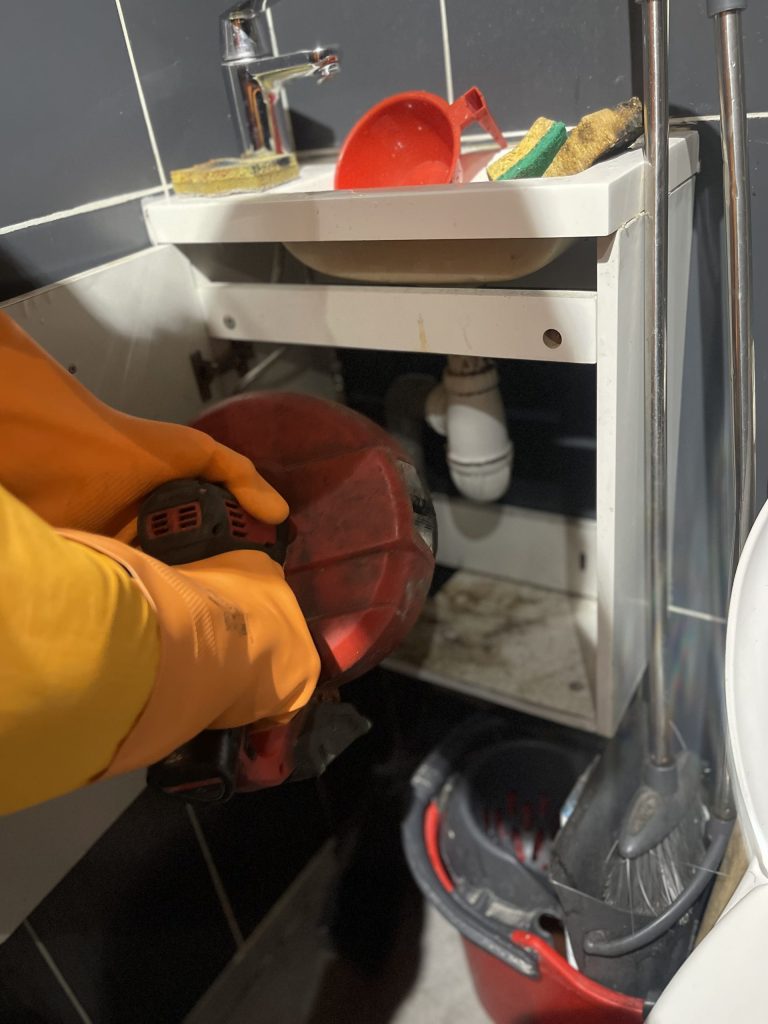 besoin d’un débouchage de canalisation à bourg-la-reine ? intervention rapide, efficace et professionnelle pour tous problèmes d’évacuation d’eaux usées. contactez-nous dès maintenant !