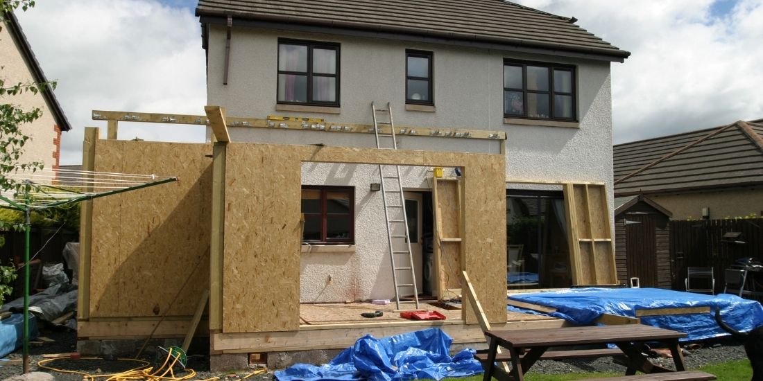 d&eacute;couvrez combien de temps peut durer une r&eacute;novation selon le type de projet : travaux de maison, appartement ou pi&egrave;ce sp&eacute;cifique. conseils pour estimer la dur&eacute;e et planifier efficacement votre chantier.