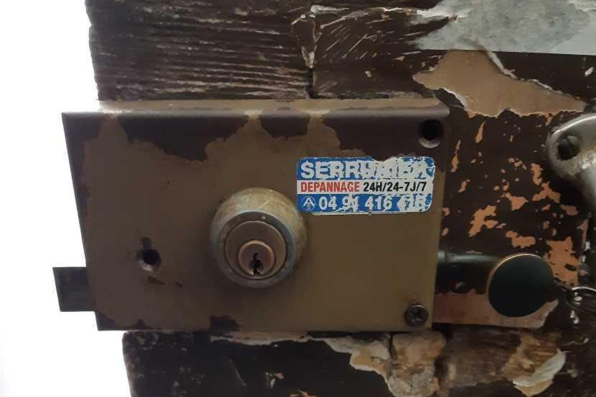 d&eacute;couvrez les erreurs courantes &agrave; &eacute;viter lors du choix d'un serrurier en cas d'urgence. conseils pratiques pour garantir une intervention rapide, fiable et s&eacute;curis&eacute;e par un professionnel qualifi&eacute;.