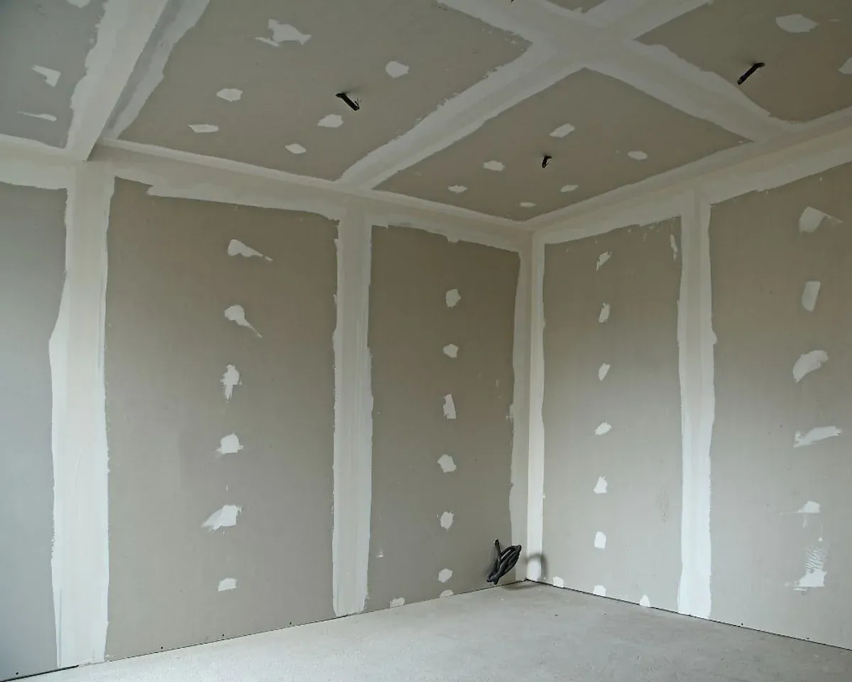 d&eacute;couvrez le prix du placo au m&sup2; : comparez les tarifs, les facteurs influen&ccedil;ant le co&ucirc;t et trouvez des conseils pour estimer votre budget travaux en plaques de pl&acirc;tre.