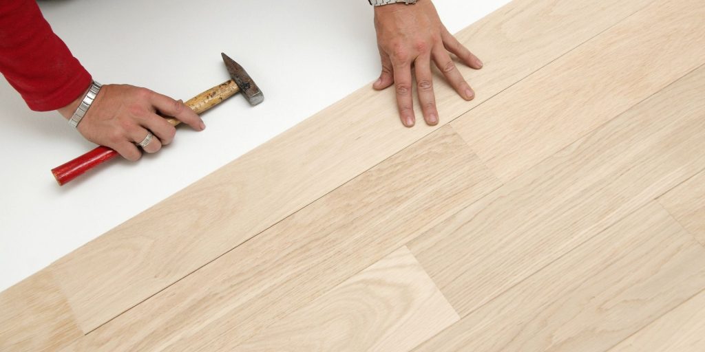 découvrez tout ce qu'il faut savoir sur le prix de la pose de parquet : tarifs moyens, facteurs influençant le coût, conseils pour bien choisir votre artisan et optimiser votre budget.