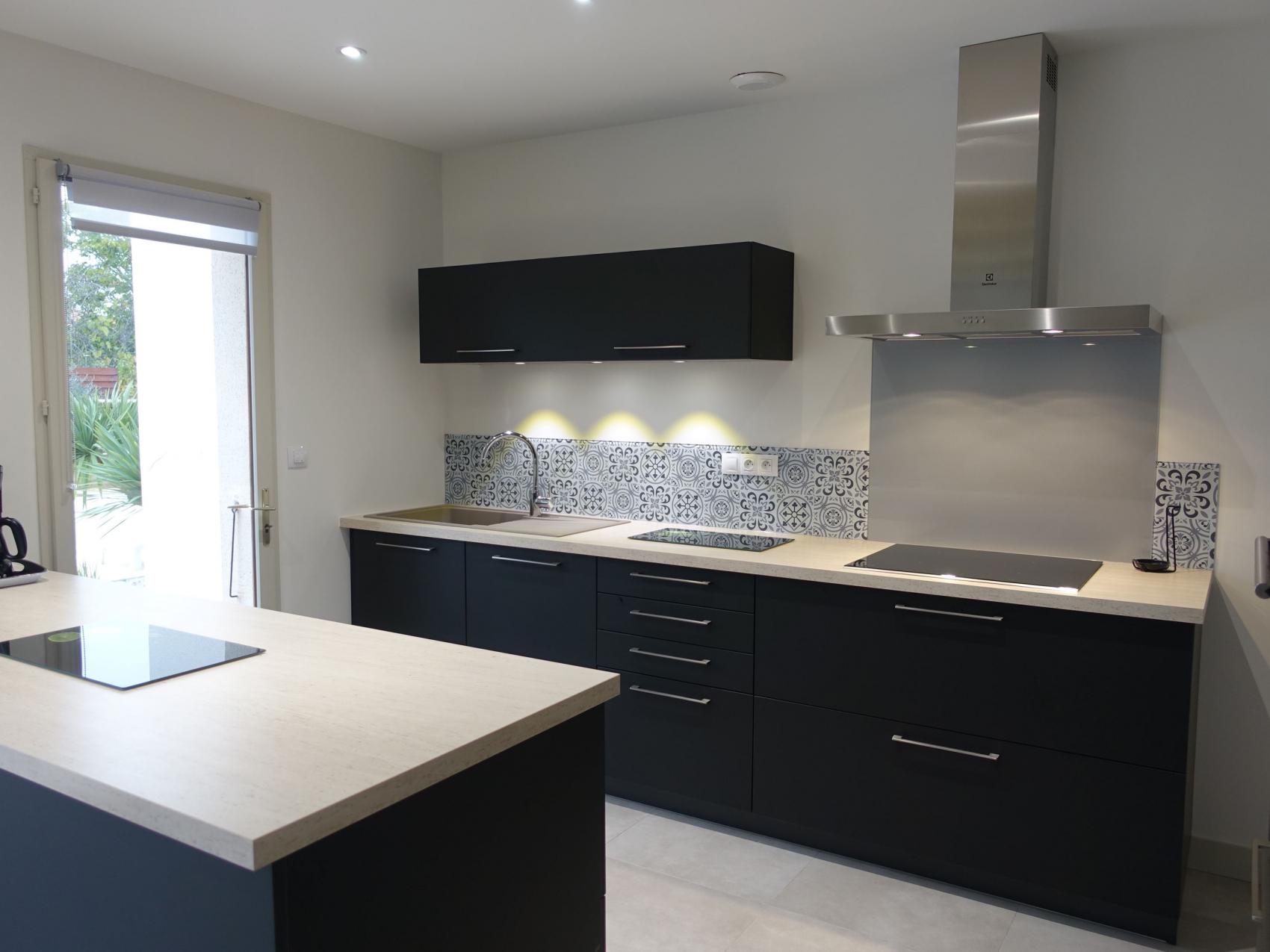 d&eacute;couvrez nos conseils et id&eacute;es pour r&eacute;ussir la r&eacute;novation de votre cuisine : choix des mat&eacute;riaux, am&eacute;nagement, budget et tendances pour transformer cet espace en un lieu moderne et fonctionnel.