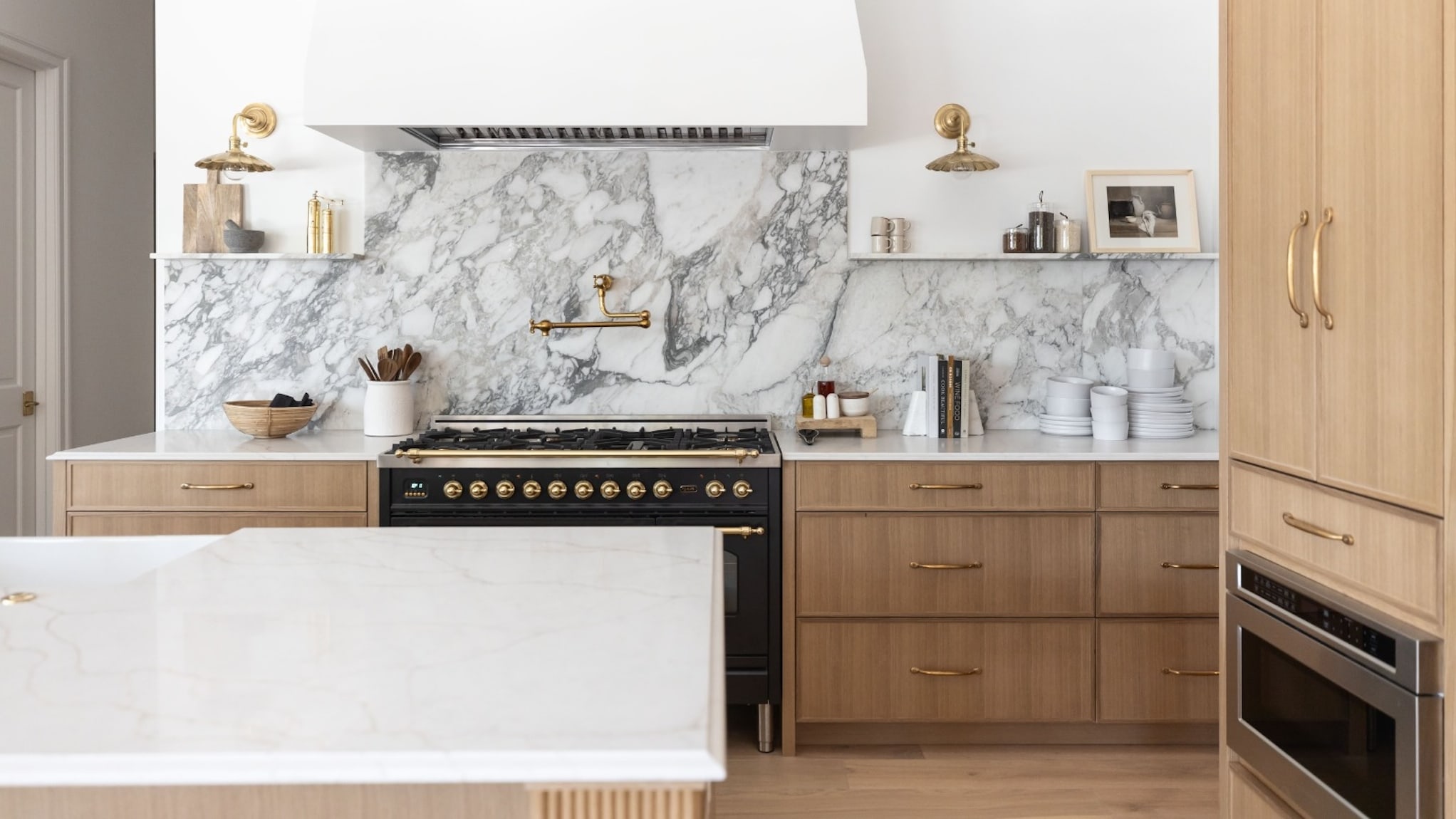 d&eacute;couvrez les tendances cuisine 2025 : couleurs, mat&eacute;riaux, agencement et innovations incontournables pour une cuisine moderne, fonctionnelle et styl&eacute;e. inspirez-vous pour r&eacute;nover ou cr&eacute;er la cuisine de vos r&ecirc;ves !