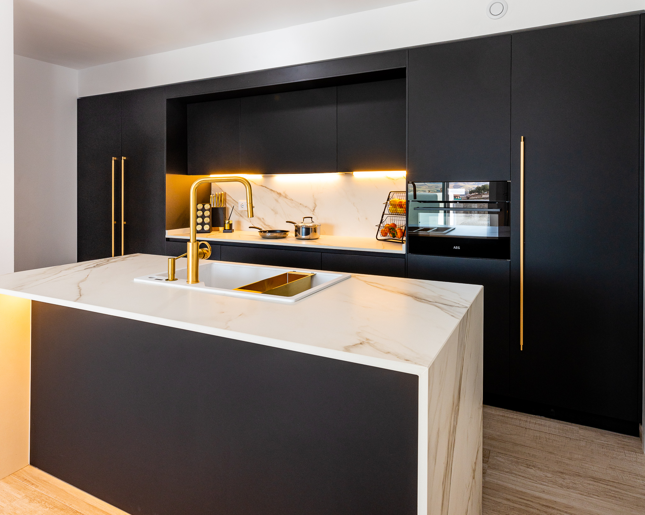 d&eacute;couvrez les tendances cuisine 2025 : couleurs, mat&eacute;riaux innovants, agencements fonctionnels et &eacute;quipements connect&eacute;s pour une cuisine moderne, esth&eacute;tique et pratique.