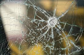 d&eacute;couvrez comment r&eacute;parer ou remplacer une vitre bris&eacute;e rapidement et efficacement. conseils pratiques, &eacute;tapes &agrave; suivre et solutions de s&eacute;curit&eacute; pour tous types de vitrages.