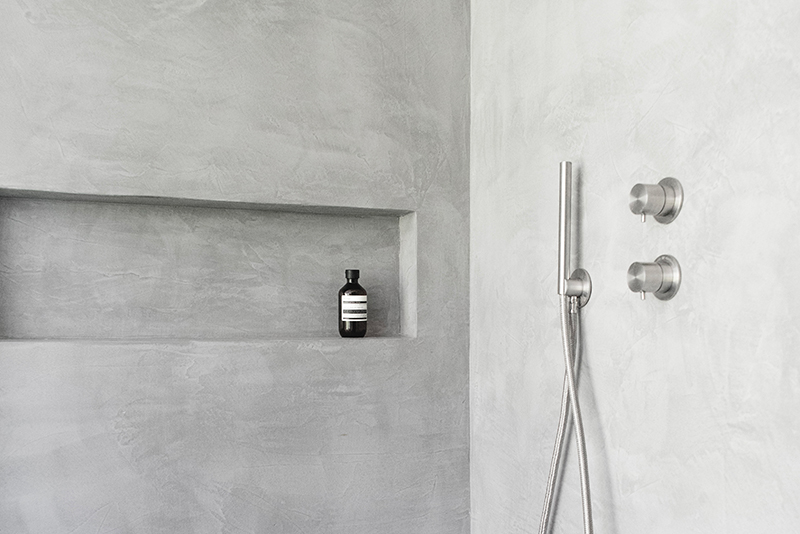 d&eacute;couvrez le prix du b&eacute;ton cir&eacute; au m2 : tarifs, facteurs qui influencent le co&ucirc;t et conseils pour bien estimer votre budget pour vos travaux de sol ou de mur en b&eacute;ton cir&eacute;.