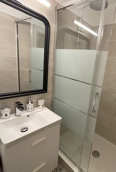 découvrez le coût moyen de la rénovation d'une salle de bains au mètre carré et obtenez des conseils pour bien budgétiser votre projet.